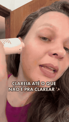 Afiliada aplicando o protetor no rosto